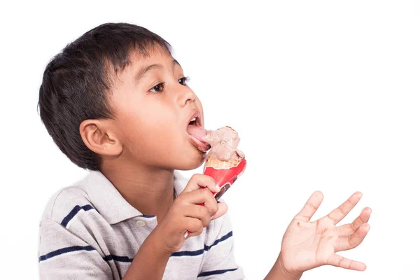 Lindo haapy asiático pequeño niño comer helado —  Fotos de Stock