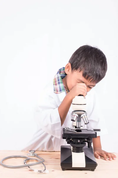 Schattige Aziatische kleine student jongen werken met de Microscoop — Stockfoto