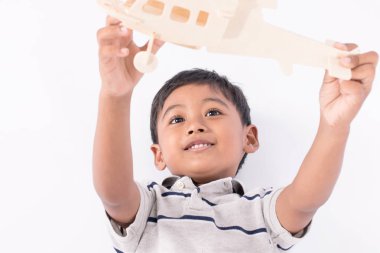 şirin Asyalı küçük çocuk yalan ve oyun uçak