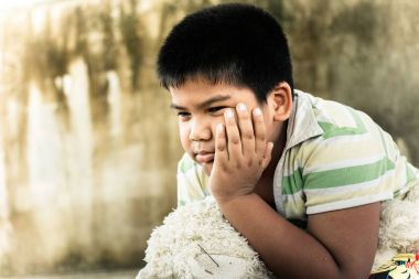 Sevimli Asya çocuk üzücü yalnız parkta, vintage sesi 