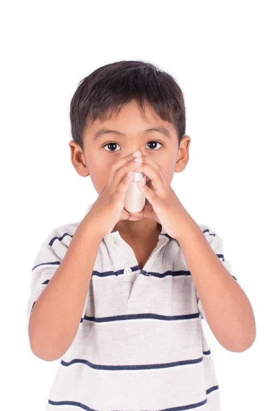 Asiático pequeño niño usando un asma inhalador — Foto de Stock