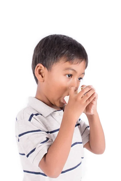 Asiático pequeño niño usando un asma inhalador — Foto de Stock