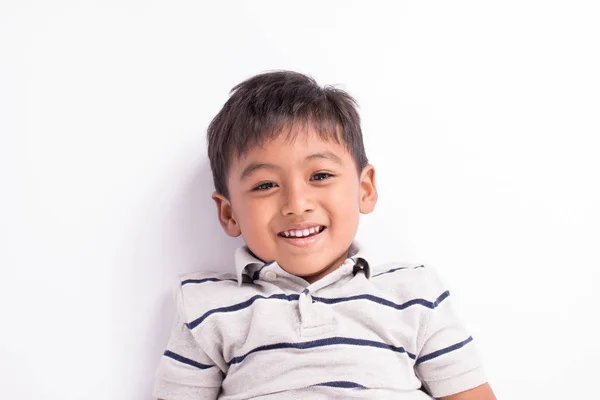 Close up de bonito asiático menino sorriso e deitado no chão — Fotografia de Stock