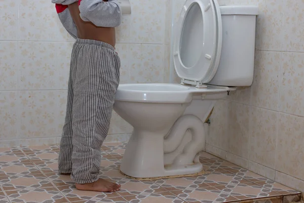 Pouco asiático menino urina no o banheiro — Fotografia de Stock