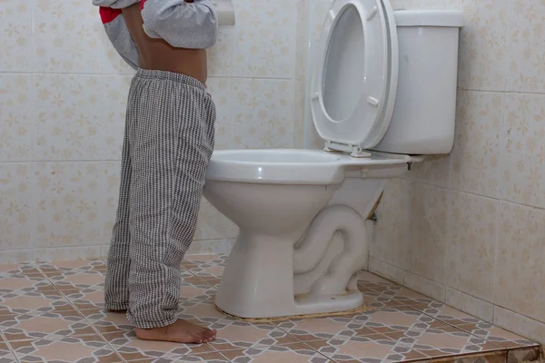 küçük Asyalı çocuk idrar tuvalette