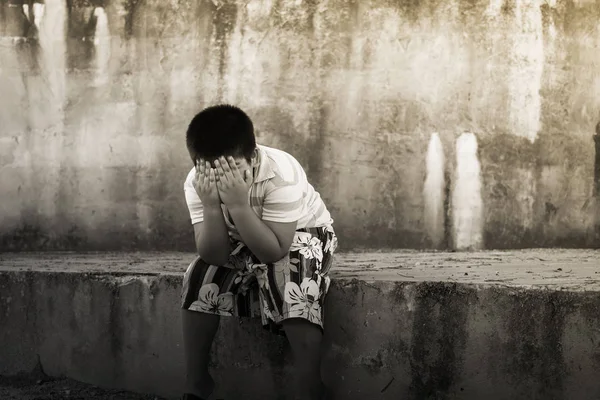 Asiático menino chorando sozinho no idade parede, vintage tom — Fotografia de Stock