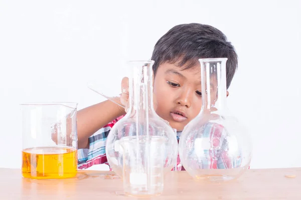 Schattige kleine jongen doet wetenschappelijk experiment, wetenschap onderwijs — Stockfoto