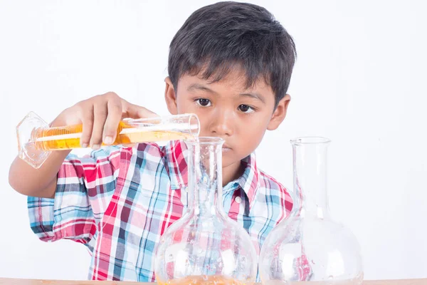 Schattige kleine jongen doet wetenschappelijk experiment, wetenschap onderwijs — Stockfoto