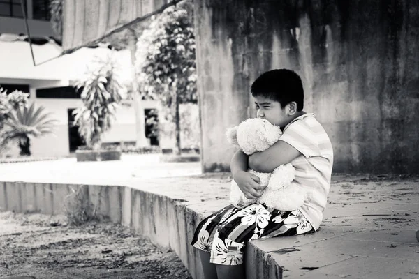 Aranyos ázsiai fiú szomorú egyedül a park, fekete-fehér hang — Stock Fotó