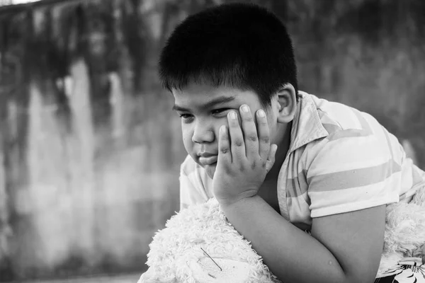 Bonito ásia menino triste sozinho no o parque preto e branco tom — Fotografia de Stock