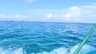 Sevimli küçük çocuk ve babası teknede oturuyor