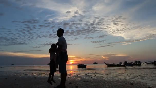 快乐的父亲和儿子在海上玩 — 图库视频影像