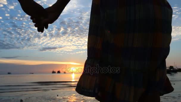 Pareja caminando sobre la playa puesta de sol fondo — Vídeos de Stock