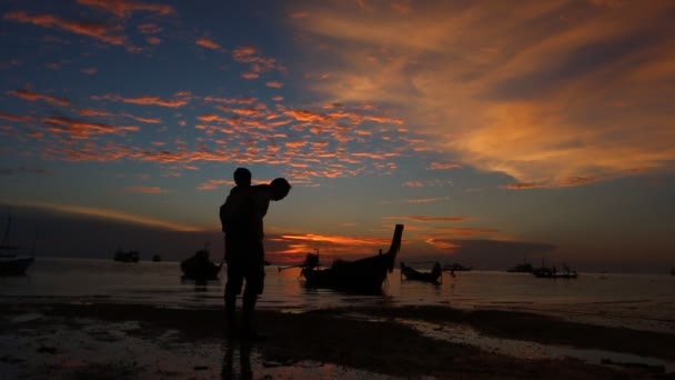 행복 한 아버지와 아들 산책과 바다에서 플레이 — 비디오