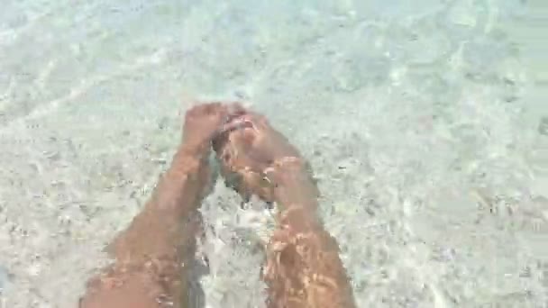 Erholungszeit, Füße im klaren Meer — Stockvideo
