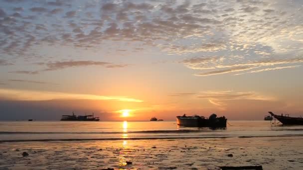 Beau coucher de soleil sur la plage de Ko Tao, île de Thaïlande — Video