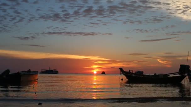 タオ島、タイの島でビーチに沈む夕日 — ストック動画