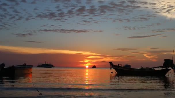 Beau coucher de soleil sur la plage de Ko Tao, île de Thaïlande — Video