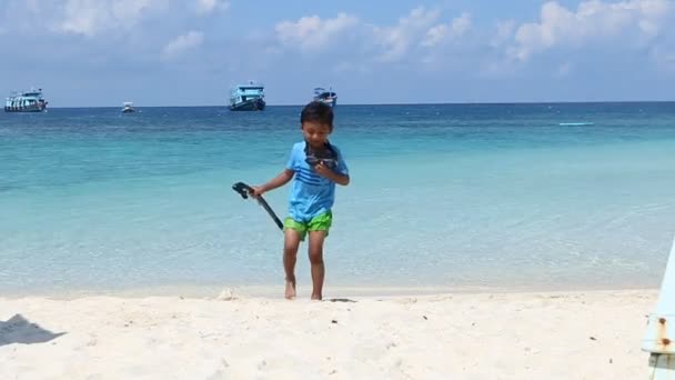 Schattige Aziatische kleine jongen met snorkeluitrusting op het strand — Stockvideo