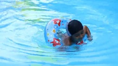 Sevimli küçük çocuk yüzme havuzu içinde