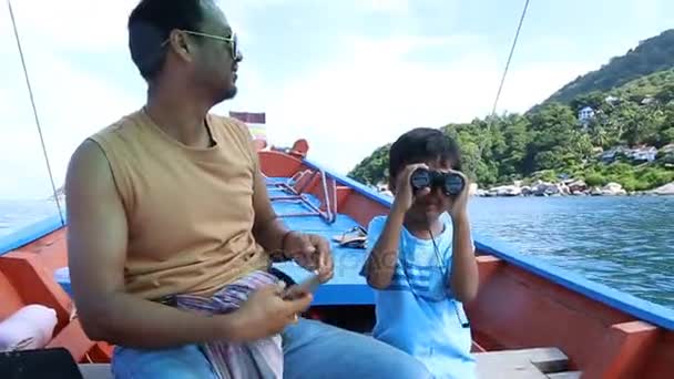 Χαριτωμένο μικρό αγόρι και ο πατέρας κάθεται στο σκάφος — Αρχείο Βίντεο