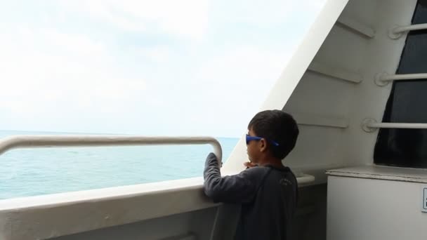 Lindo asiático chico buscando mar en barco — Vídeo de stock