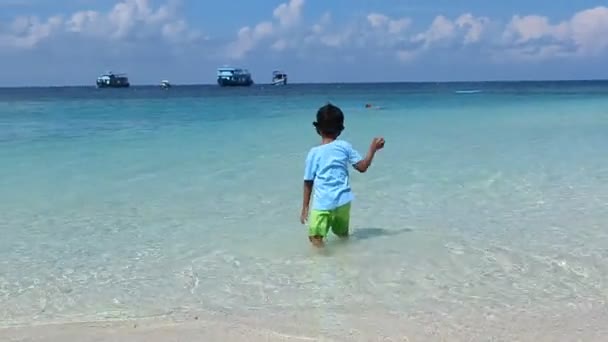 Süße asiatische kleine Junge mit Schnorchelausrüstung am Strand — Stockvideo