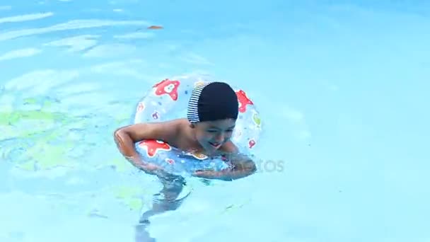 Mignon petit garçon nageant dans la piscine — Video