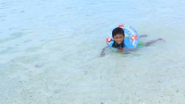 Schattige Aziatische kleine jongen met snorkeluitrusting op het strand — Stockvideo