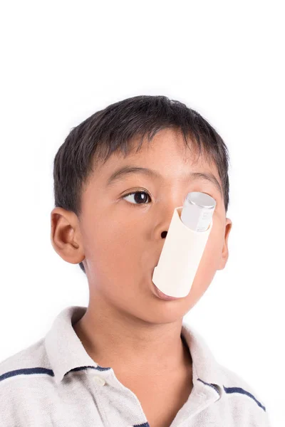 Азіатський маленький хлопчик за допомогою астму інгалятор — стокове фото