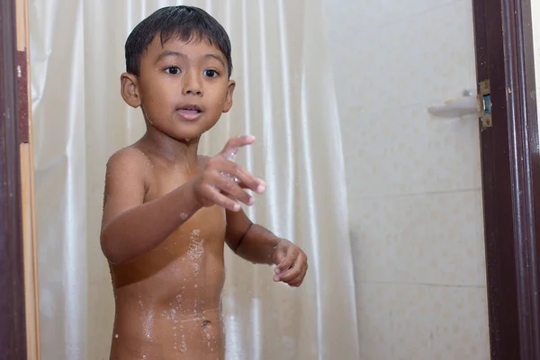 Lucu Asia mandi di kamar mandi — Stok Foto