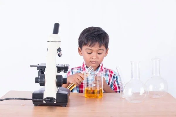 Schattige kleine jongen doet wetenschappelijk experiment, wetenschap onderwijs — Stockfoto