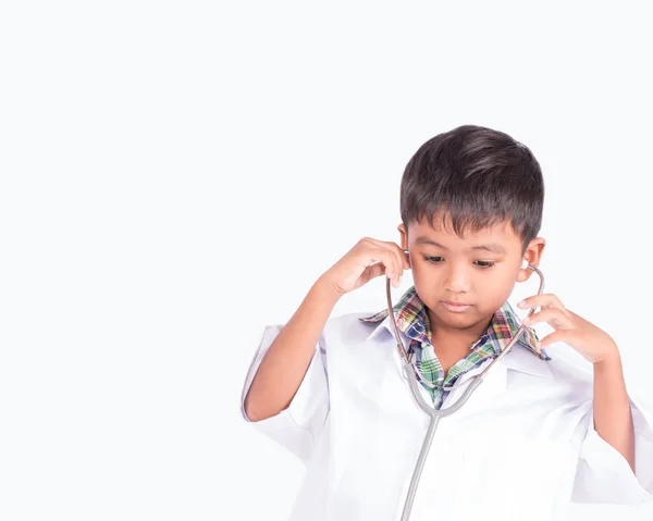Lindo asiático pequeño niño usando un médico 's abrigo en blanco fondo —  Fotos de Stock