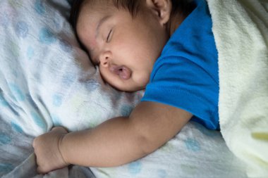 Sevimli Asya bebek uyku 