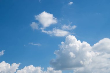 Mavi gökyüzü ve beyaz bulut