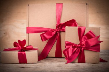 Hediye kutusu ahşap masada.