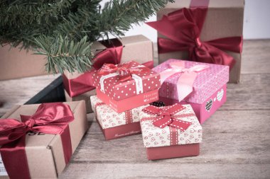 Hediye kutusu ahşap masada.