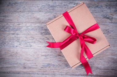 Hediye kutusu ahşap masada.