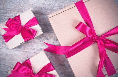 Hediye kutusu ahşap masada.