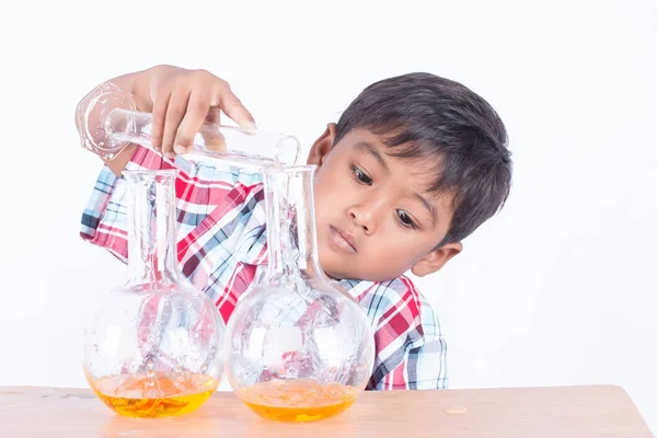 Милий маленький хлопчик робить науковий експеримент, наукова освіта — стокове фото