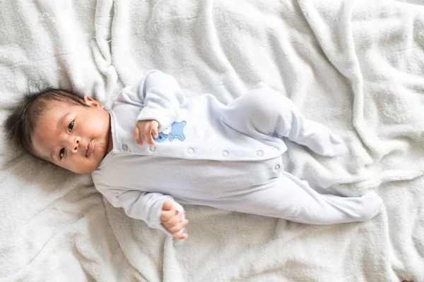 Sevimli Asya bebek liyng yatakta — Stok fotoğraf