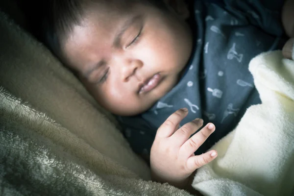 Schattige baby slapen op bed, focus hand, vintage Toon — Stockfoto