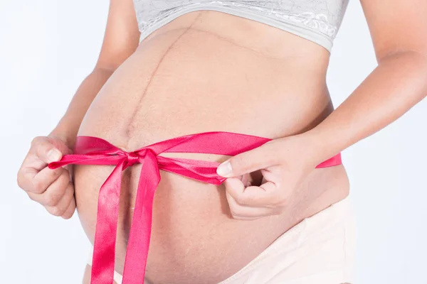 Terhes nő kötött szalaggal — Stock Fotó