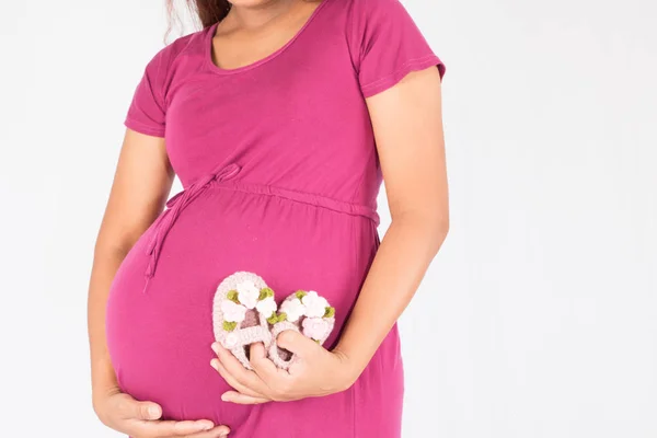 Gravid kvinna med skor baby — Stockfoto