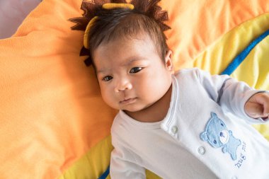 Sevimli küçük çocuk yumuşak turuncu battaniye var yalan