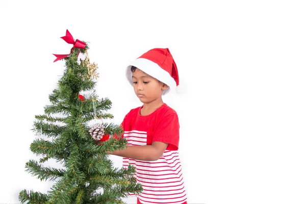 Mignon petit garçon avec décoration arbre de Noël — Photo