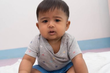 Sevimli Asya çocuk üzgün