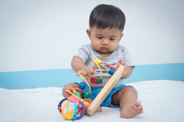 Sevimli küçük Asya bebek oyun ahşap oyuncak