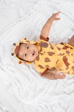 Yerde yatarken ve gülümseyen sevimli küçük çocuk