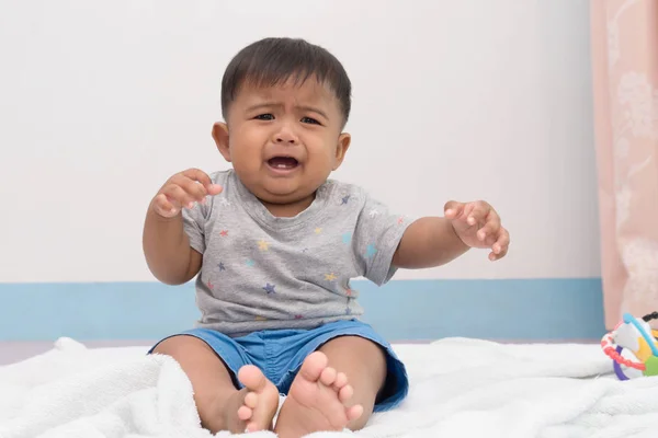 Bebê bonito infeliz e chorando — Fotografia de Stock